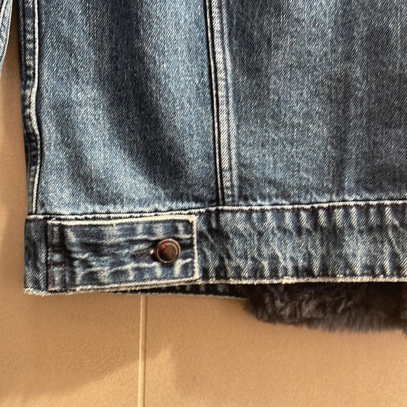 Good American the Luxe touch faux fur trim denim jacket - Picture 15 of 17